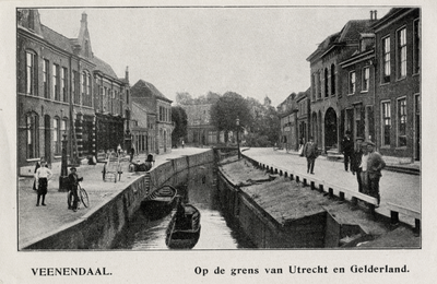 14689 Gezicht op de Grift en de Hoge en Lage Kant met bebouwing te Veenendaal. N.B. De straatnaam Hoge en Lage Kant is ...